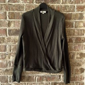 Lightweight v-neck long sleeve shirt